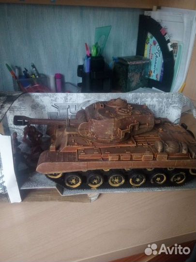 Инерционный игрушечный танк с бойцами