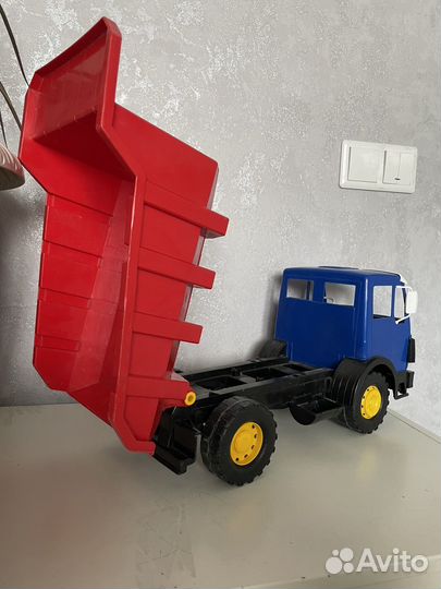 Игрушка самосвал