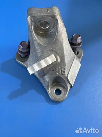 Кронштейн подушки двигателя передний Toyota Camry