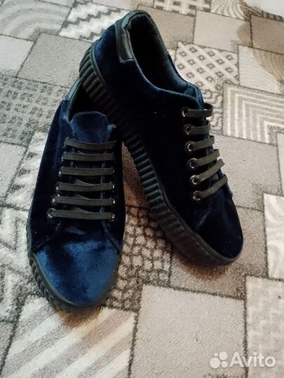 Кроссовки женские