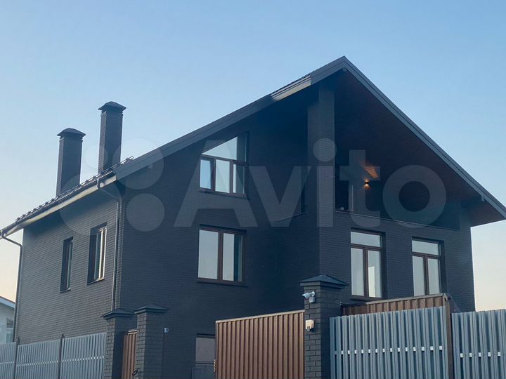 Коттедж 306 м² на участке 11 сот.