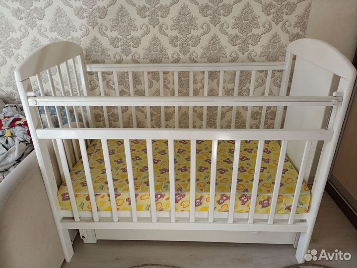 Детская кроватка с продольным маятником