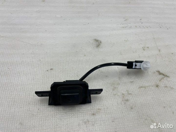 Кнопка открывания багажника Toyota Camry V70/V75