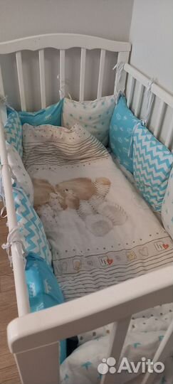 Детская кроватка с маятником белая