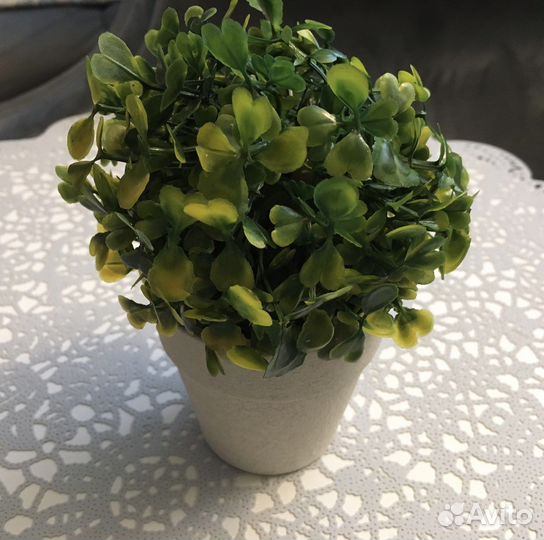 Искусственные цветы в горшках