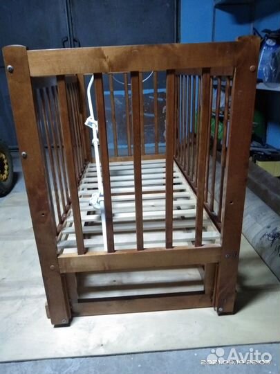 Детская кроватка с маятником