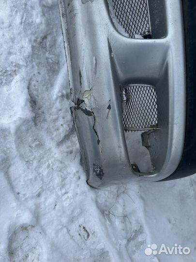 Бампер передний Toyota Avensis 1 под ремонт