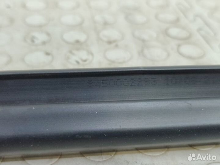 Уплотнитель стекла двери задний правый Лада Гранта