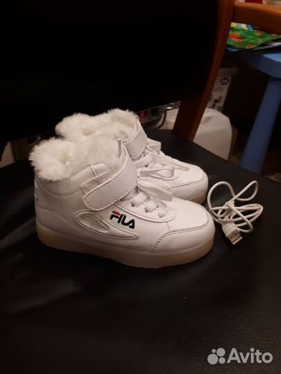 Кроссовки на меху с подсветкой новые