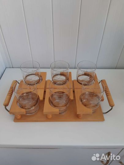 Стаканы на деревянном подносе