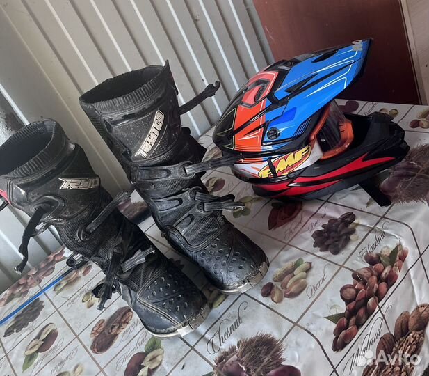 Мотоботы и шлем с очками
