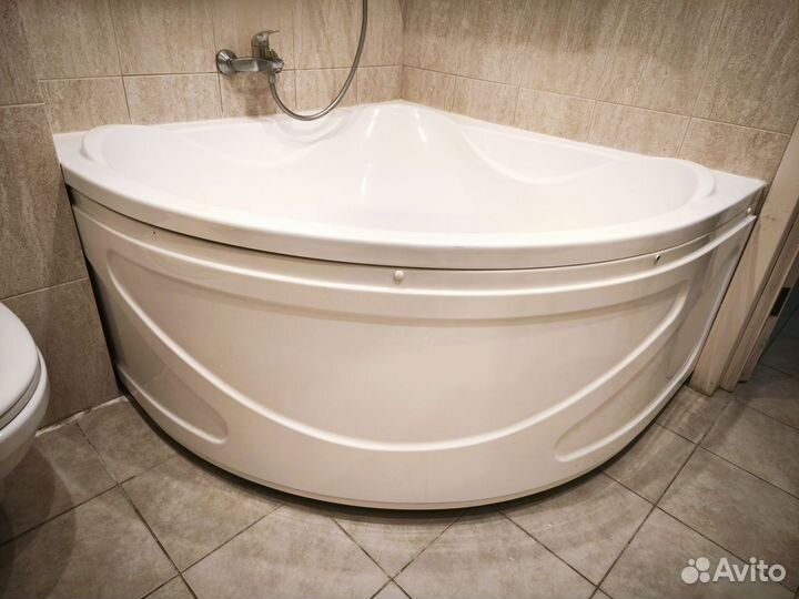 Угловая акриловая ванна Риола 135х135 см