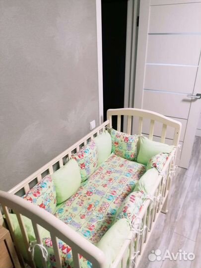 Детская кроватка с маятником, подушки, матрас