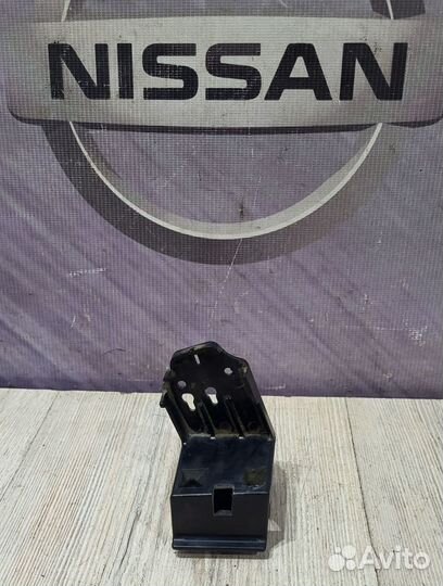Кронштейн крепление фары Nissan teana J32 Прав