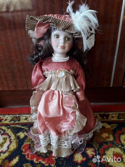 Кукла фарфоровая