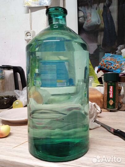 Бутылка и стаканчики