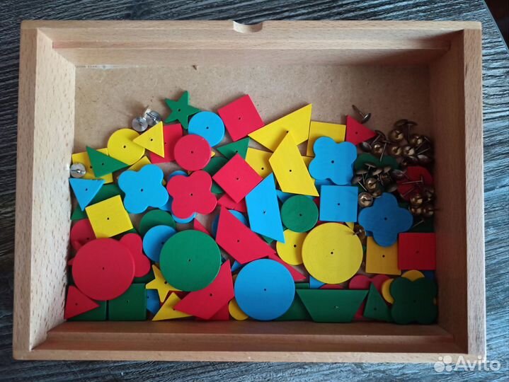 Деревянная мозаика с молотком и гвоздями