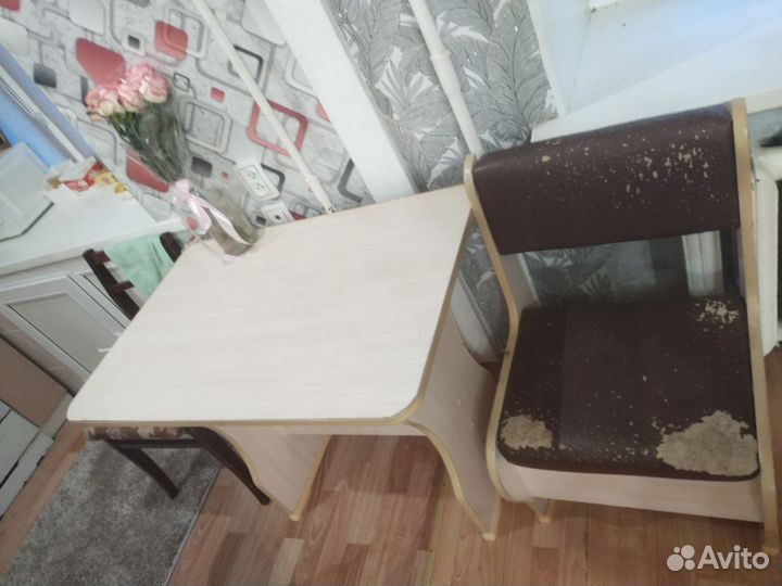 Кухонный стол и стулья
