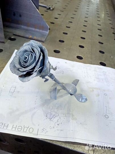 Розы кованые