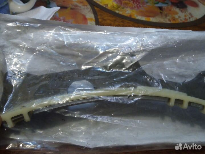 Успокоитель цепи грм, правый 05047791AA Chrysler