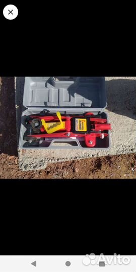 Домкрат подкатной 2т абсолютно новый в кейсе