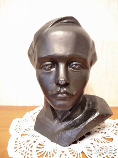 Бюст Лермонтов