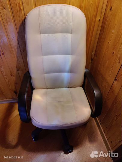 Офисное кресло экокожа белое