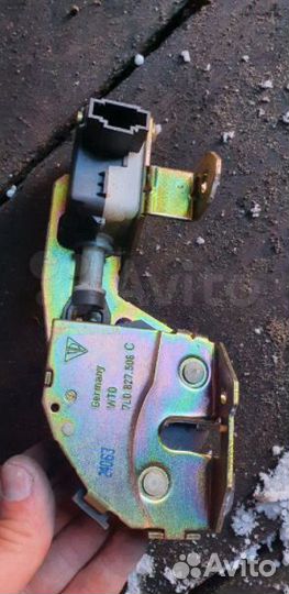 Замок стекла двери багажника 7L0827506 каен туарег