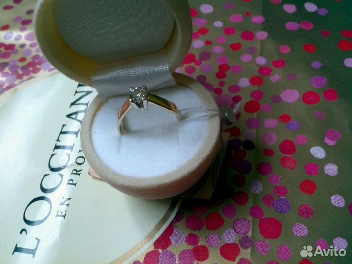 Кольцо с бриллиантом