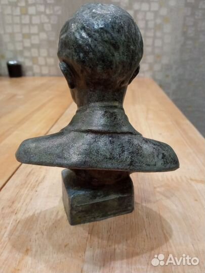 Бюст С. Есенин