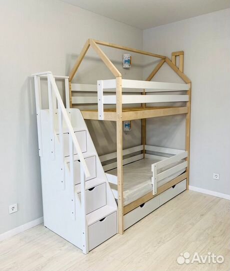 Кровать двухъярусная