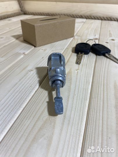 Личинка замка передней левой двери VW Golf 4, Bora