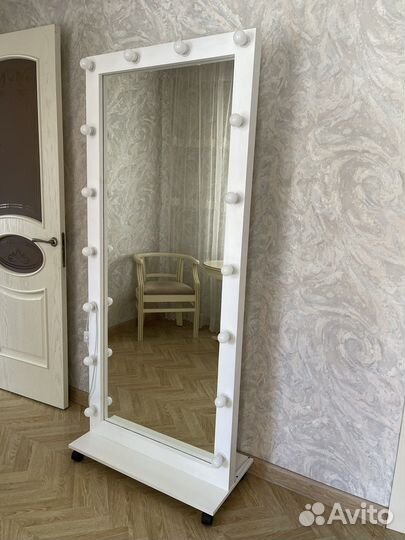 Гримерное зеркало с лампочками