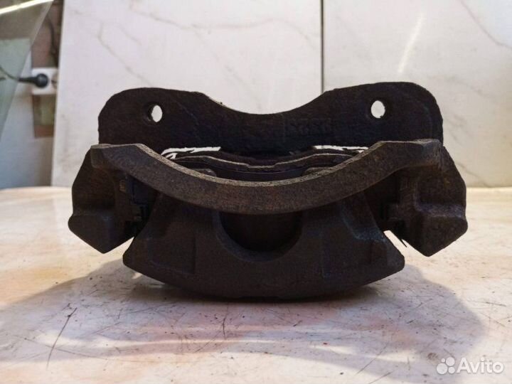 Суппорт тормозной передний левый Mitsubishi Galant