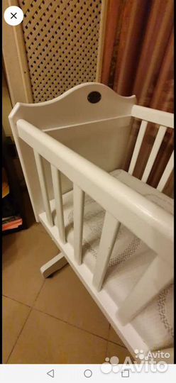 Детская кроватка с маятником