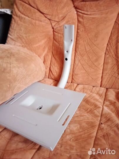 Подcтавки под полочные колонки крепятся к стене