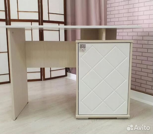 Туалетный стол с 3 полками+1 дверца