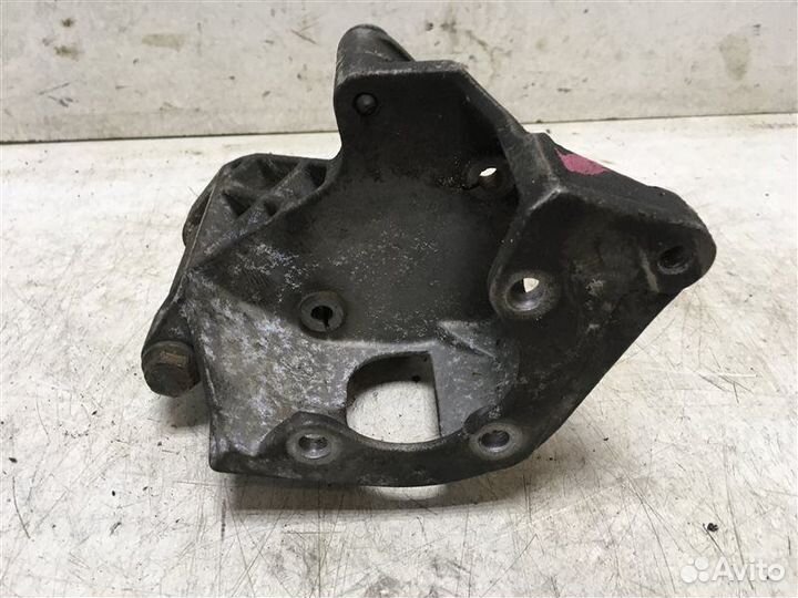 Кронштейн гидроусилителя Volkswagen Passat B4