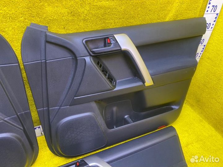 Обшивка дверей задняя правая Toyota Land Cruiser