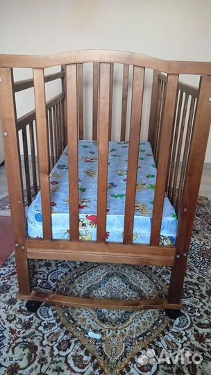 Детская кроватка с маятником