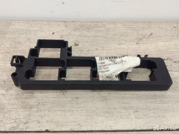 Кронштейн блока реле Volkswagen Golf 6 caxa 1.4