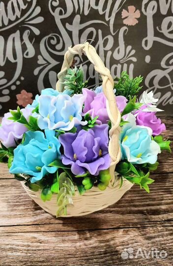 Букет цветов из мыла в корзинке