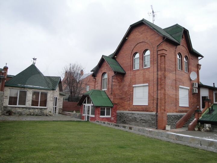 Коттедж 684 м² на участке 13,3 сот.