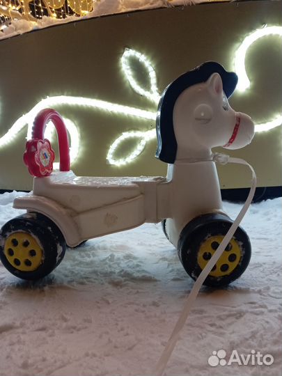 Детская машинка в виде лошадки