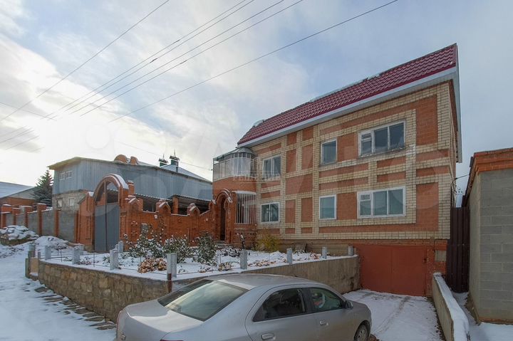 Коттедж 334 м² на участке 7 сот.