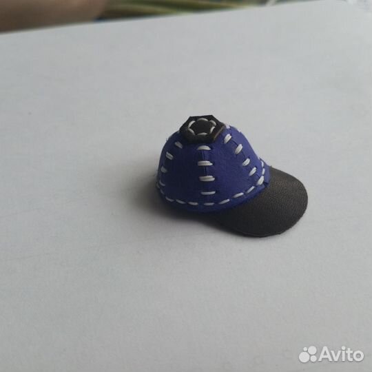 Брелок мини кепка