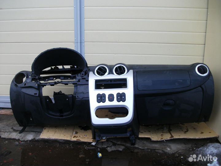 Рено Логан-пластмаса салона