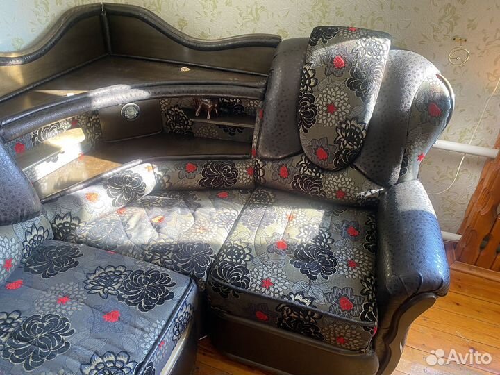 Угловой диван с двумя креслами