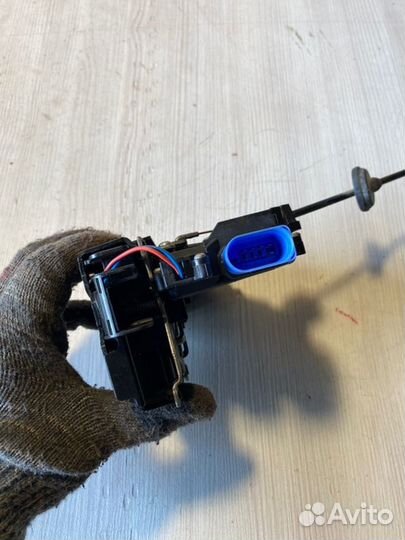 Замок двери передний левый Volkswagen Golf 5 BSE