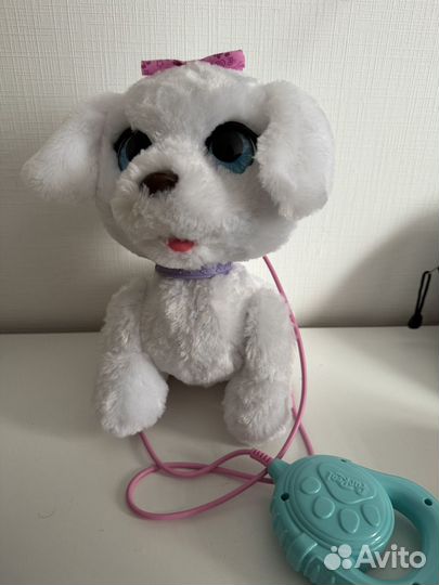 Интерактивная собака furreal на поводке